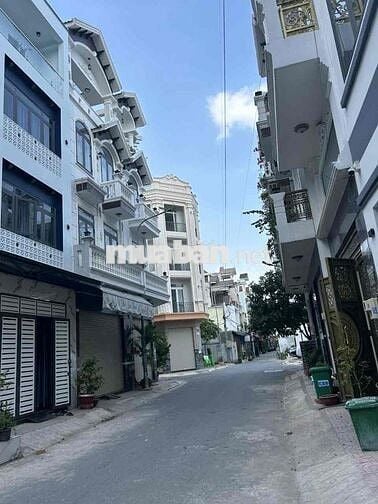 Nhà đẹp cho thuê 3 tầng 4 phòng ngủ hẻm nhựa 6m hướng Tây