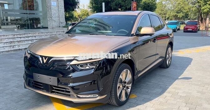 VinFast VF8 2025 Eco màu Đen đồng, trắng xám