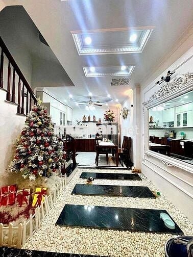 Cho thuê nhà ngọc Lâm Long Biên 50m 5 tầng 6p ngủ fun đồ giá 16 triệu