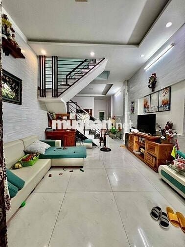 Nhà Có Sân Trồng Cây DT 8x10 1Trệt 1Lầu 2Pn 2Wc Hẻm Ôtô Ngay Chung Cư