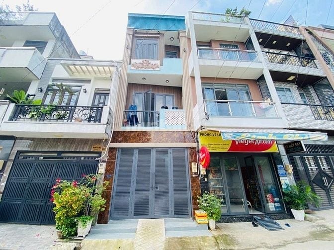 Nhà đúc 3 lầu hẻm xe tải thông,sổ Hồng riêng