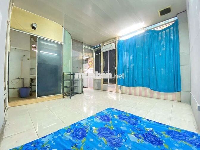 Phòng 20m2, ban công, máy lạnh, tủ lạnh....