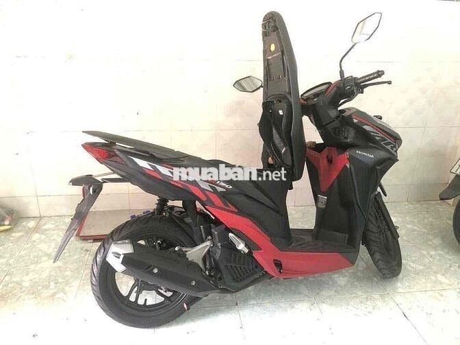 Vario 150 màu đỏ đen trùm mền 2022
