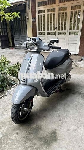 Vespa trùm mền nữ chạy kĩ