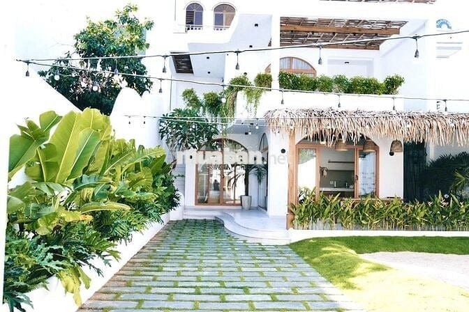 CHO THUÊ VILLA SÂN VƯỜN GẦN BIỂN 3 PHÒNG FULL NỘI THẤT KHU PHÍA BẮC