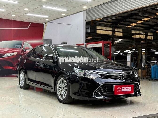 Toyota Camry 2.0E màu đen nội thất kem 2017 xe zin