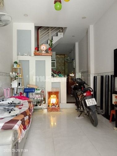 Nhà mặt tiền đường khu dân cư đông 