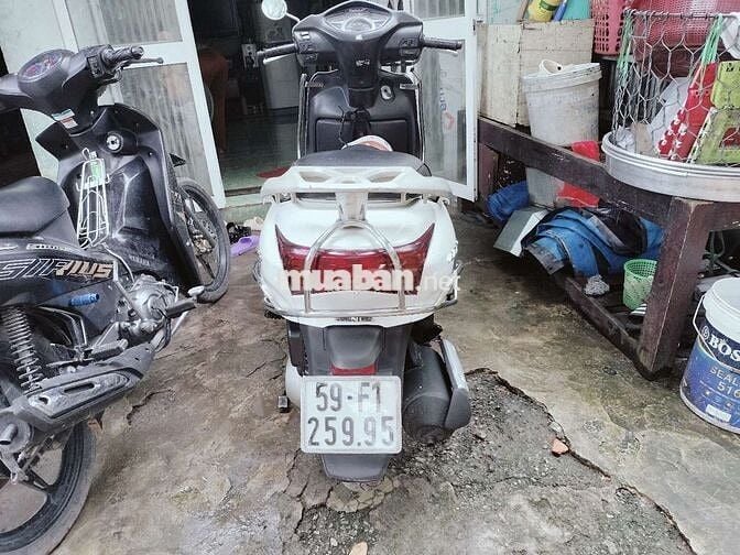 Honda Lead màu Trắng nữ sinh đi học