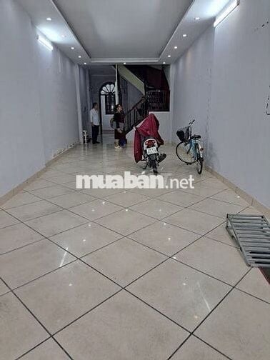Nhà mặt đường Hoàng Quốc Việt, MB tầng 1, diện tích 90m2 mặt tiền 4,5m