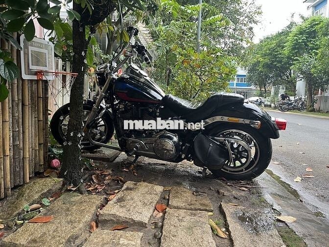 Đi nhanh xe mô tô Harley Davidsion Lowrider 2018