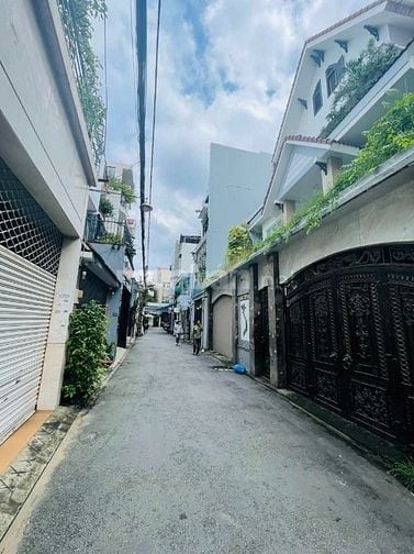 Cho thuê biệt thự đang ở DT:12x18 trệt 3 lầu st nội thất sẵn có gara