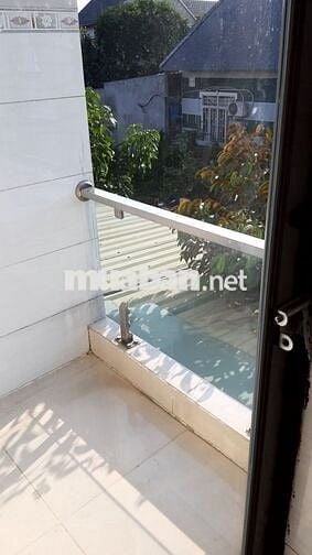 NHÀ 02 PHÒNG NGỦ,02 NHÀ TẮM,NHÀ ĐẬU XE Ô TÔ