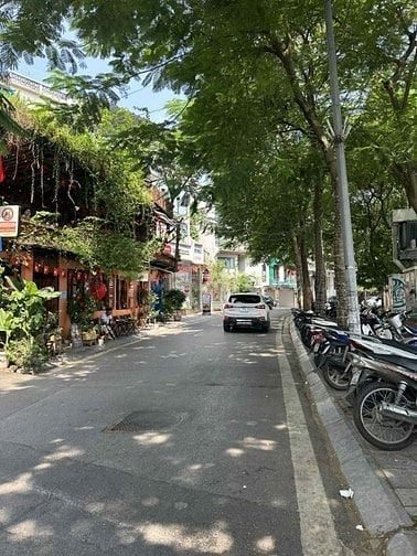 Mặt phố Trịnh Công Sơn, bán nhà 9 tầng, có hầm, thang máy, kinh doanh