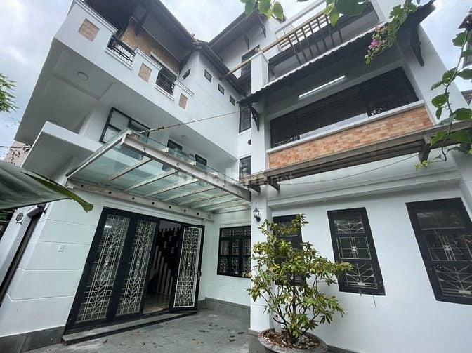 Cho thuê biệt thu đường 28, 16x20m 6pn,  3 lầu, P. Bình Phú , giá 45tr