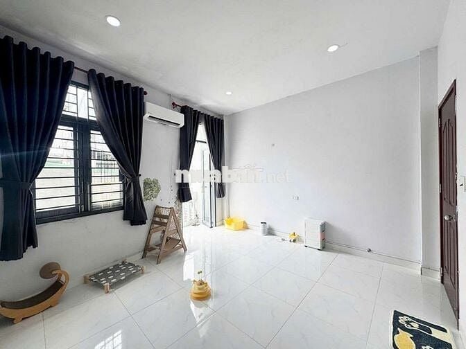 CẦN SHARE LẠI 1 PHÒNG BAN CÔNG TRONG NHÀ NGUYÊN CĂN