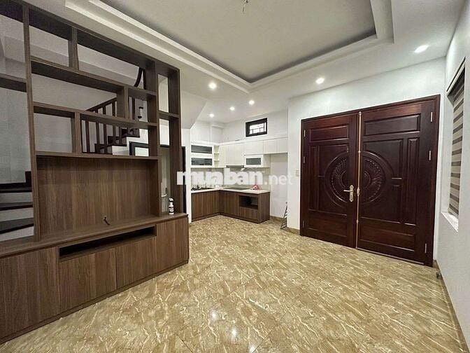 Phố Trạm - Nhà 5 tầng - 3 Ngủ - O tô đỗ cửa - 10.5tr