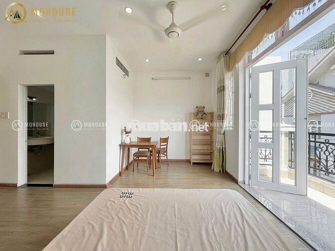 BAN CÔNG 40M THANG MÁY FULL NỘI THẤT MỚI.Ở LIỀN.