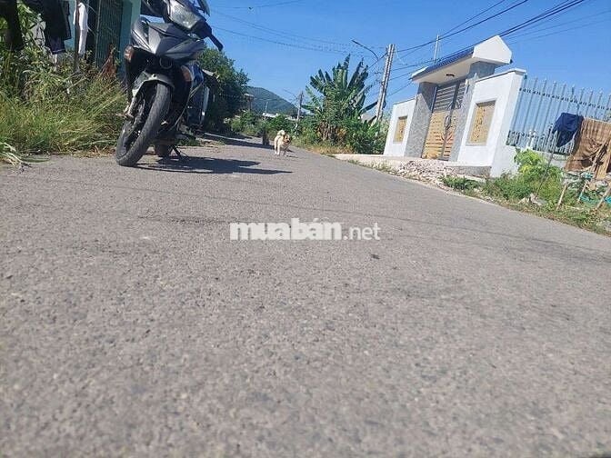 BÁN 1 SÀO2  ẤP 2 TÓC TIÊN, ĐƯỜNG NHỰA, SÁT CHỢ