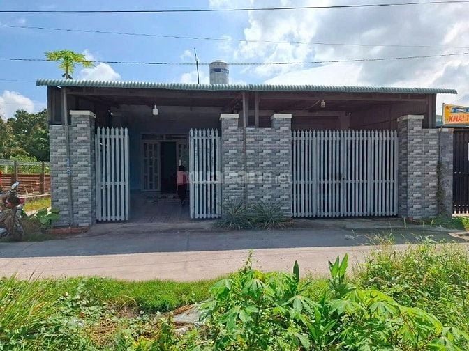 2 căn nhà liền kề, ngang 10m, trung tâm thị trấn. 1,6 tỷ 