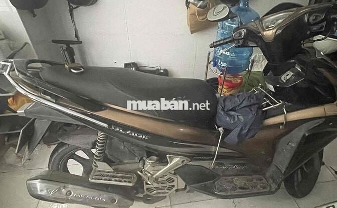 Kẹt tiền cần bay e nó