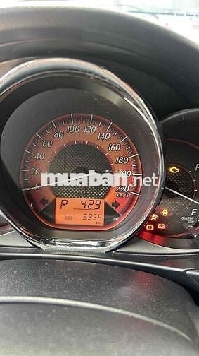 Toyota Yaris trùm mền