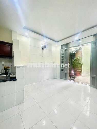 Bán nhà 3 lầu Trần Xuân soạn, Tân Hưng. SHR