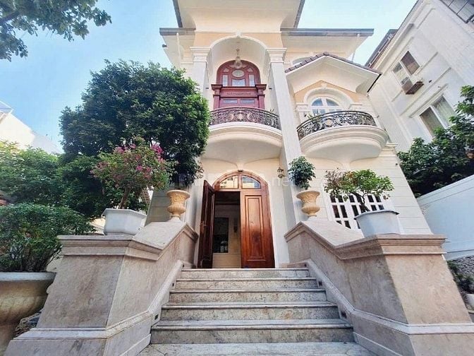 Biệt Thự có hầm-hồ bơi đường 42 Thảo Điền! DT 303.7m2 - giá chỉ 69 tỷ