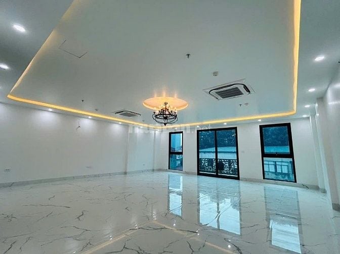 Bán nhà mặt phố Đội Cấn, 100m2, xây 10 tầng, MT 8m, cho thuê hơn 200 t