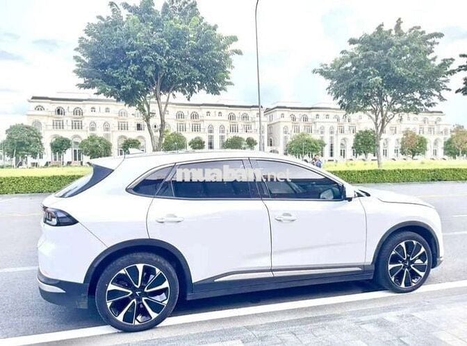 CHÍNH CHỦ cần bán VF8 Plus Trắng nội thất đen