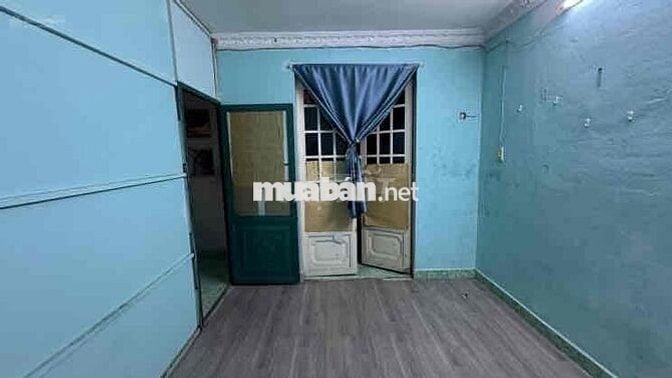 Phòng có ban công lầu 1 WC ngay bên ngoài tại hẻm Hoàng Diệu sát Q1