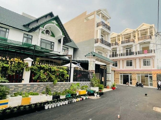 Chỉ 2tỷ2 sỡ hữu ngay 1 căn nhà phố mặt tiền QL13 liền kề Vạn Phúc City