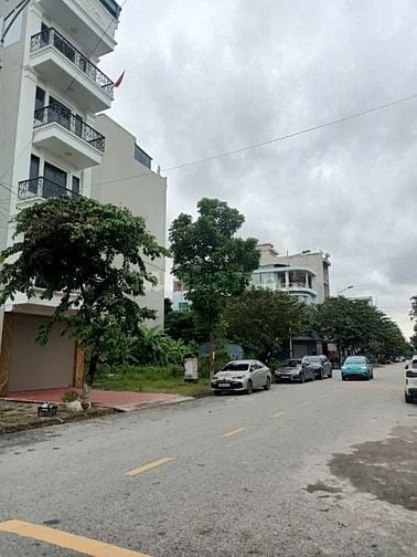 Bán nhà mặt phố Nguyễn Quyền, TP Bắc Ninh, dt 100m2 nhà 4 tầng đẹp