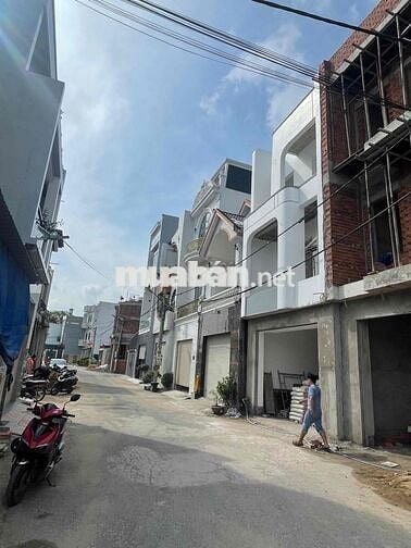 nhà 2lầu 1trệt sổ riêng hoàn công giá rẻ gần chợ hoá an.