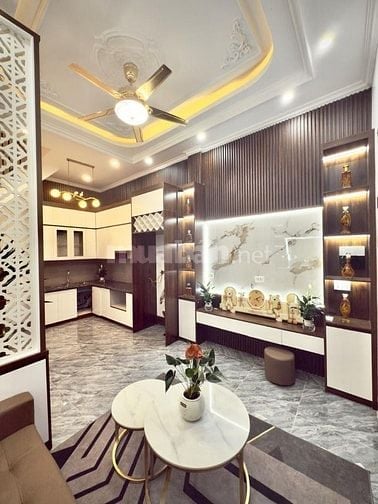 Bán nhà quận Hai Bà Trưng, 30m ra mặt phố, sân để xe riêng, 35m,5 tầng