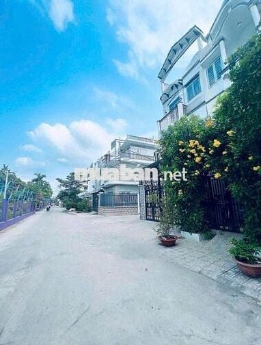 Bán đất diện tích 126m2. Hẻm xe hơi. View rạch GS thoáng mát