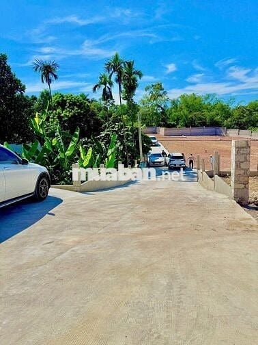 Đất nền kiệt ô tô Thủy Xuân ra bàu vá mất khoảng 5 phút xe máy