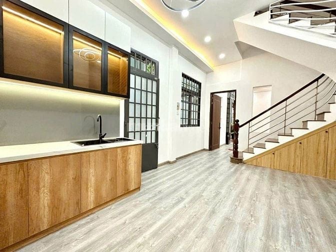 NHÀ NGAY TRUNG TÂM QUẬN 10 – NGANG KHỦNG 12.1M • HẺM XE HƠI • CÁCH MẶT