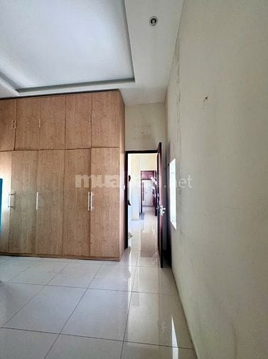 Cho thuê nhà 3 tầng, giá tốt, mặt tiền Ông Ích Khiêm, đầy đủ nội thất.