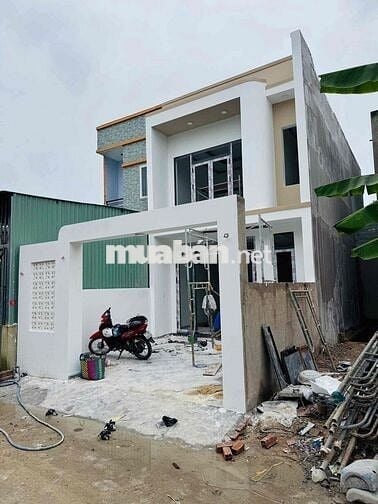 bán căn nhà lầu giá rẻ. dân đông kín. xung quanh tiện ích đầy đủ