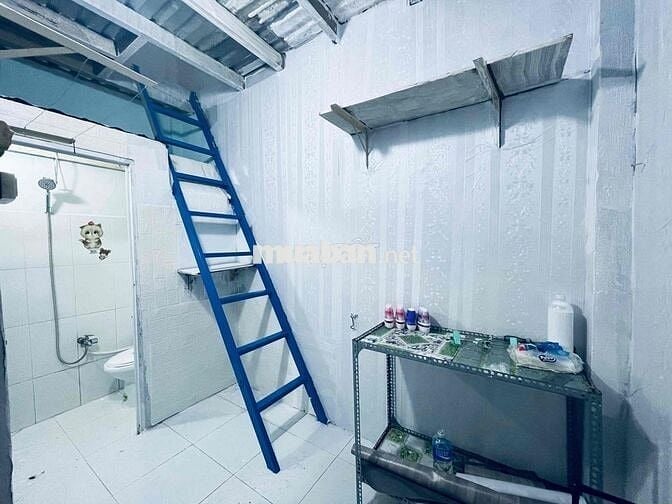 1người, ngay trệt. gác đúc,máy lạnh.toilet riêng. giờ tự do