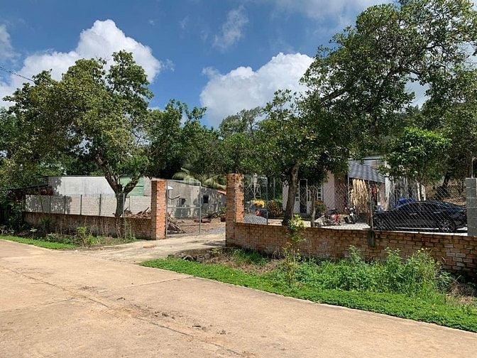 Nhà CẤP 4 gần Thị Trấn Định Quán đá ba chồng DT; 30 x 240m Thổ cư 300m