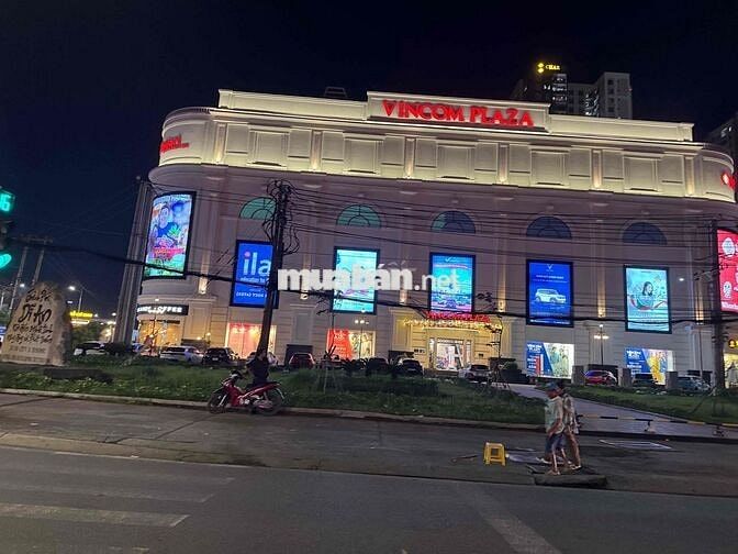 nhà 3 tầng 150m2 , mặt tiền đi bộ ra Vincome Dĩ An, chỉ 6,5 tỷ