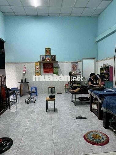 nhà mặt tiền 10*12 có sân rộng tiện kinh doanh