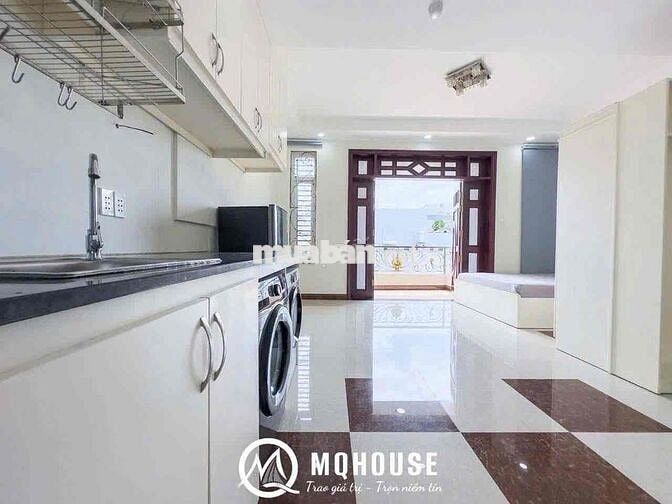 Studio 42m2 ban công lớn , thang máy , đầy đủ tiện nghi