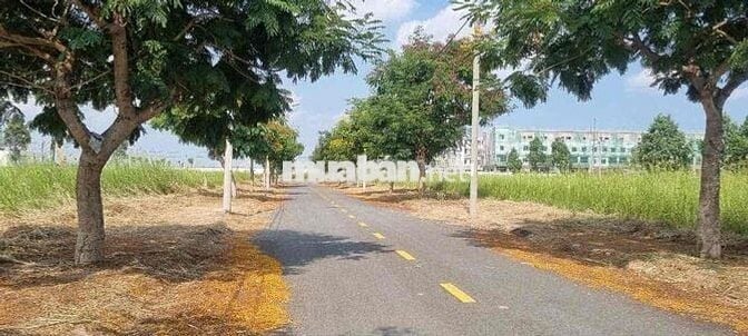 Kẹt tiền bán gấp nền 80m2 đường chính Sài Gòn Village, giá ngộp