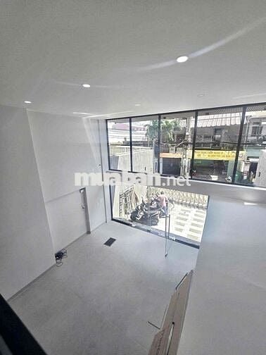 Mặt bằng 2 lầu có sân để xe rộng rãi