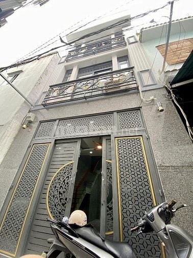 Gấp!! Nhà đẹp 50m2 nằm ngay Bến Vân Đồn, phường 1, Quận 4 - HXH 