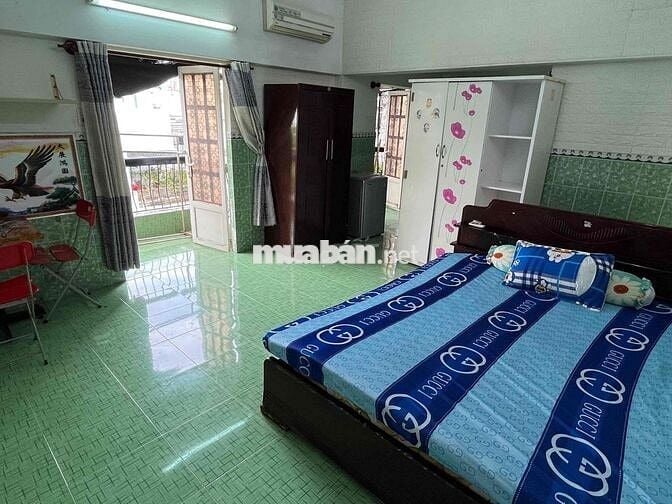 Phòng trọ có 2 ban công hướng công viên lớn, 2 cửa chính lớn