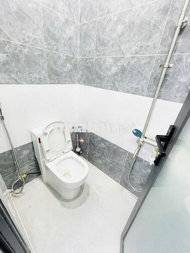 phòng mới đẹp, hơn 20 mét, ngay cầu Tân Thuận 2, ngay trung tâm
