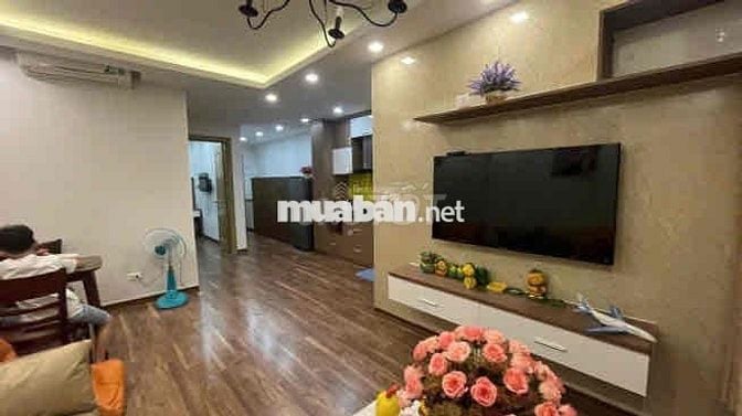 Mình còn phòng 2 phòng ngủ có ban công thoáng mát sạch sẽ...